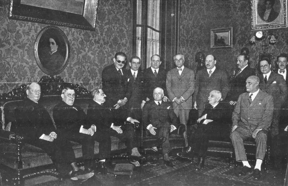 LA TERTULIA. Todas las semanas se congregaba un calificado grupo en la calle Viamonte. El doctor Avellaneda es el tercero desde la izquierda, sentado y de perfil. 