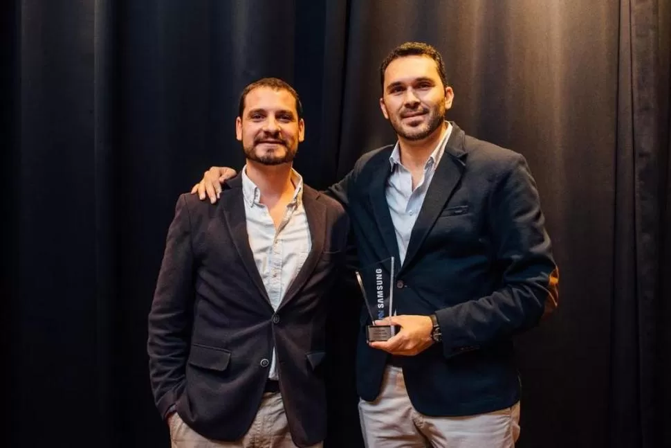 PREMIADOS. Ramos Vernieri y Salim, con una de las numerosas distinciones por su proyecto. 