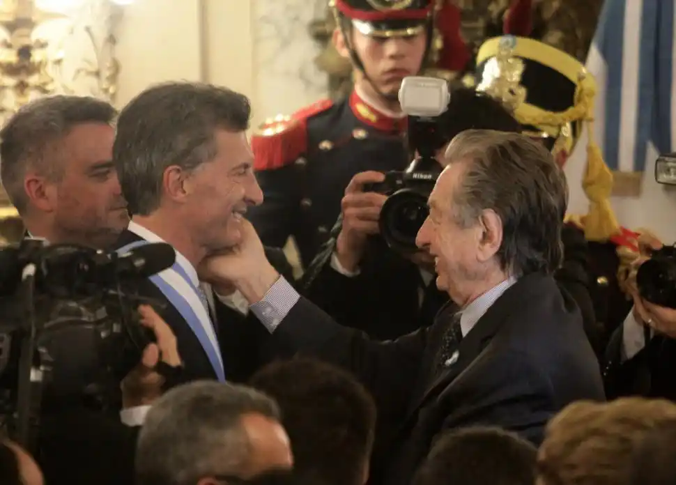 JUNTO A SU HIJO. Afectuoso saludo durante la ceremonia en la Casa Rosada.