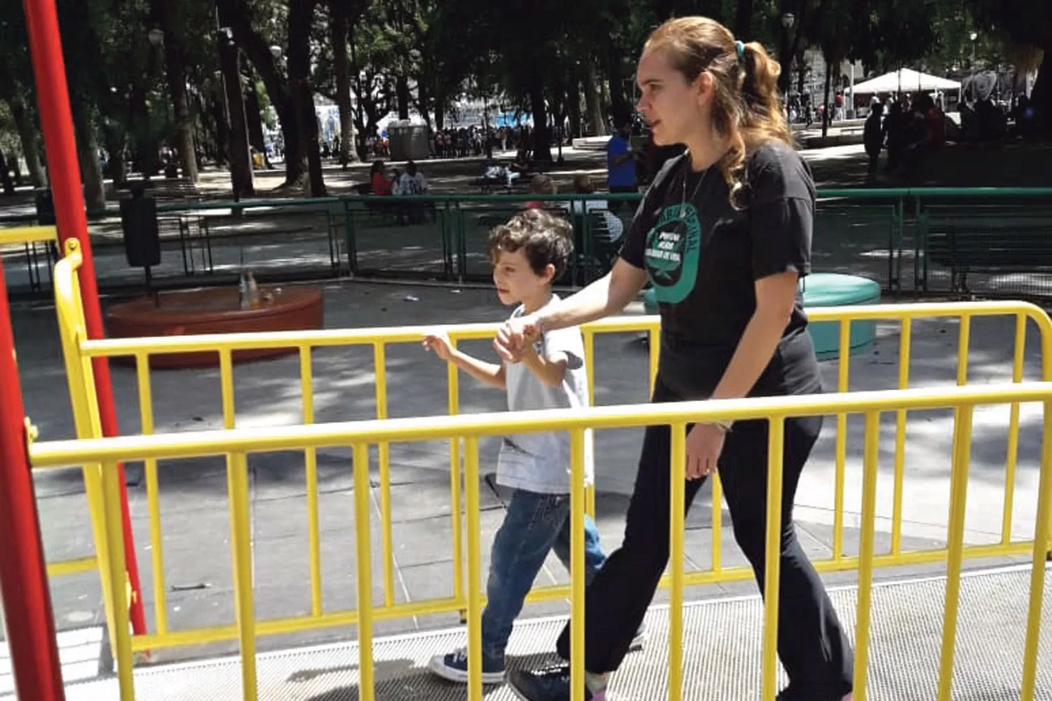 SIEMPRE JUNTOS. Martín y su mamá  juegan en la plaza; integrar a los chicos con TEA es fundamental.