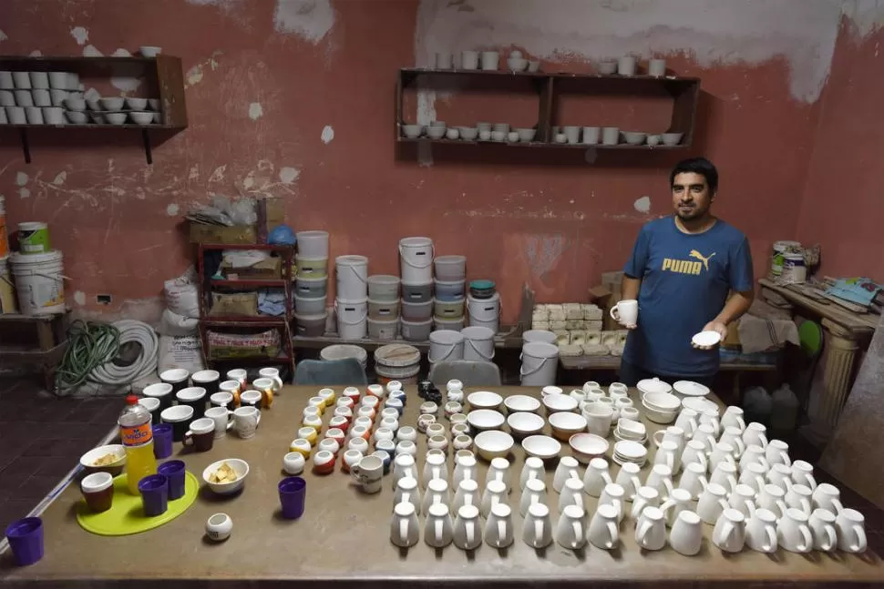 MESA REPLETA. Lizondo exhibe las piezas de cerámica recién fabricadas en el taller de la parroquia.  la gaceta / fotos de diego aráoz 