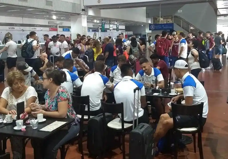 Atlético viajó a Buenos Aires junto con Lanús 