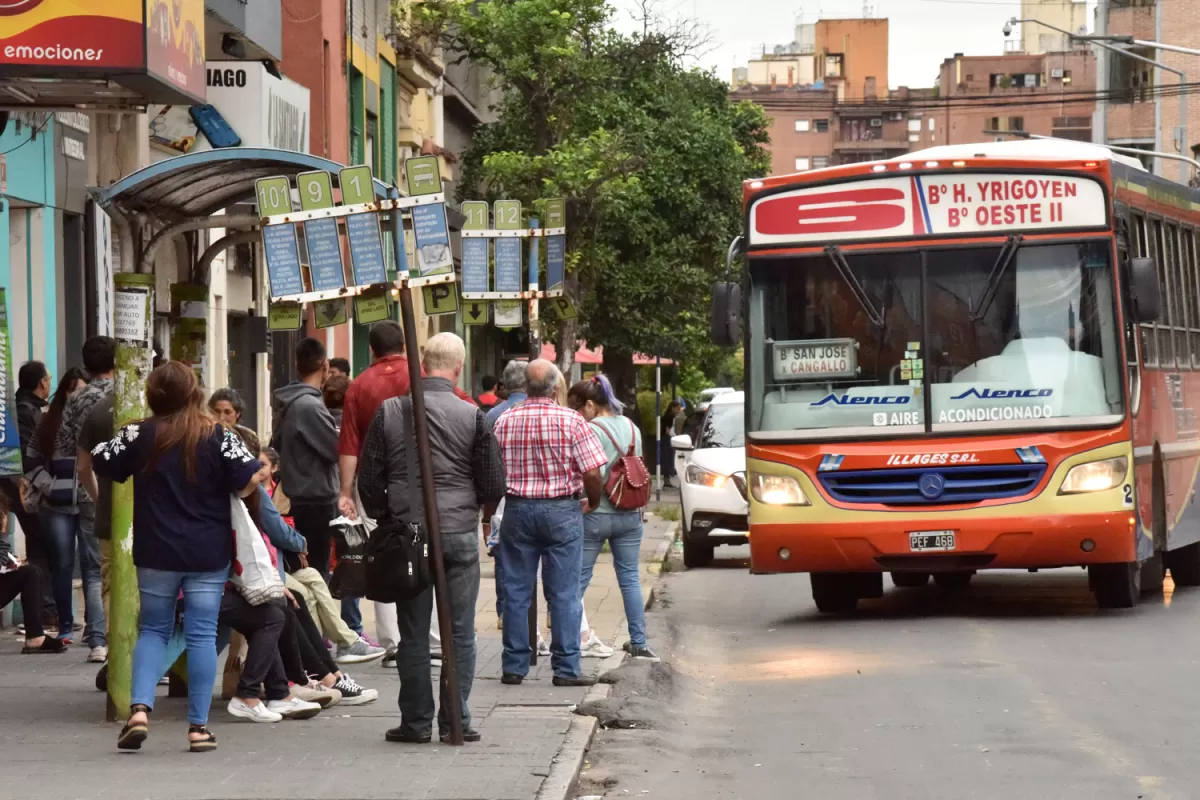 EXPECTANTES. Unos 320.000 tucumanos se trasladan en colectivos para cumplir con sus obligaciones diarias.