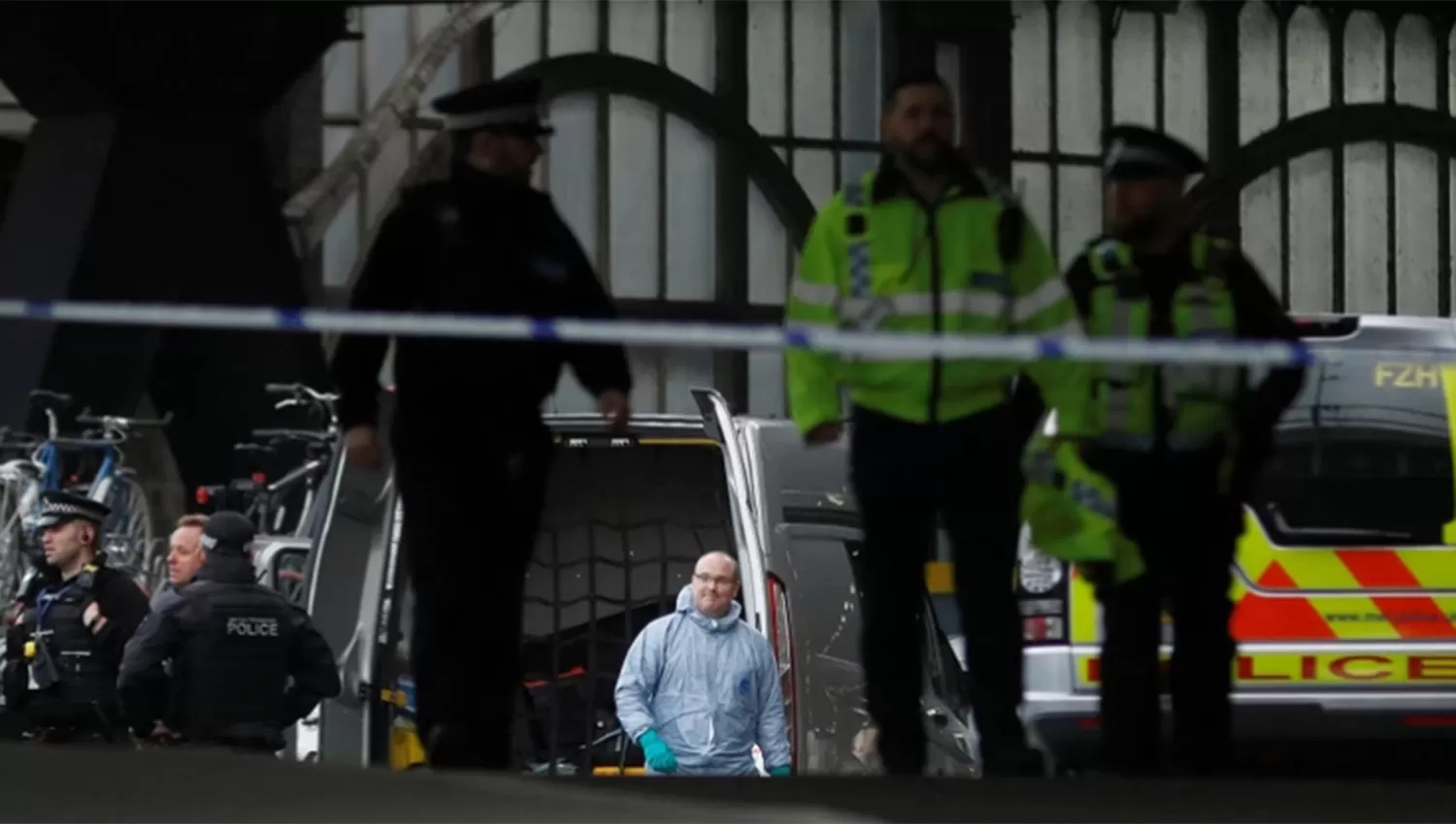 Alerta terrorista en Londres: hallaron explosivos en una estación de metro y en dos aeropuertos