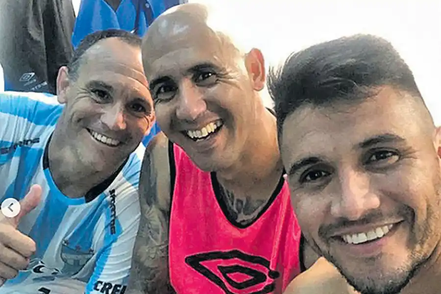 El autor del golazo, compartió fotos del vestuario en Instagram: “Tres puntos que van para casa: ¡Vamos Banda!”.