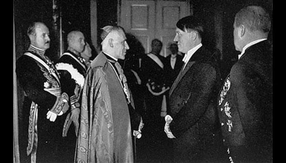 EN 1933. Pacelli, luego Pío XII firmó un acuerdo con Hitler que establece libertad religiosa para los católicos.  
