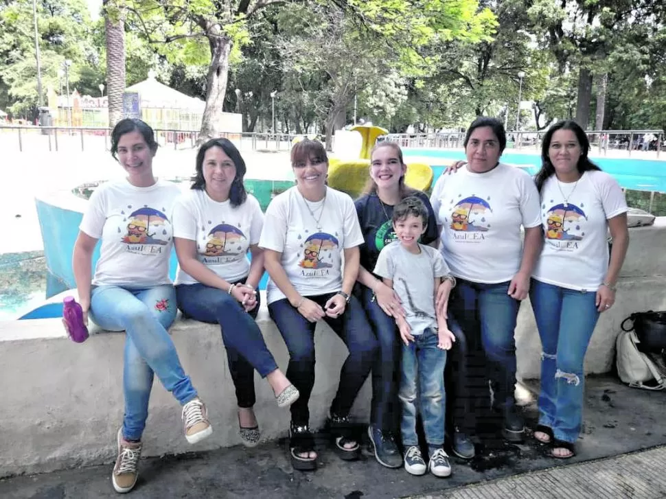 LUCHA CONSTANTE. Las mamás de la Fundación AzulCea quieren y buscan un futuro mejor para sus hijos. foto de  lucia lozano 