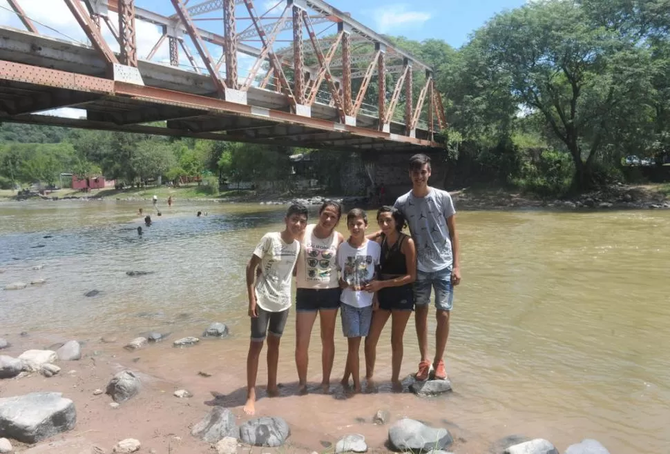 EN FAMILIA. Santiago (primero de la izquierda) junto a amigos y familiares. la gaceta / foto de antonio ferroni 