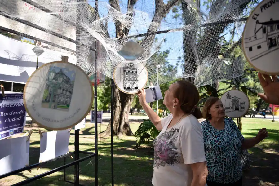 ARTE.- Bordados de fachadas de la ciudad.-