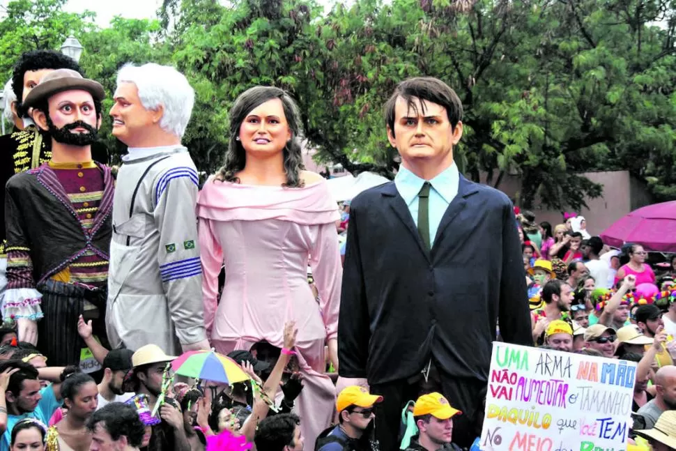 IMITACIÓN BURLESCA. Jair Bolsonaro y su esposa, Michelle, parodiados con muñecos durante el carnaval de Olinda. twitter @IgnacioPirotta  