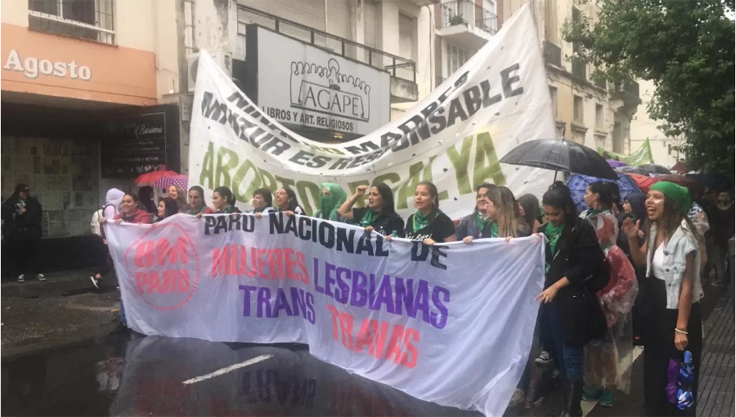 8M en Tucumán: miles de mujeres marcharon bajo la lluvia en la plaza Independencia