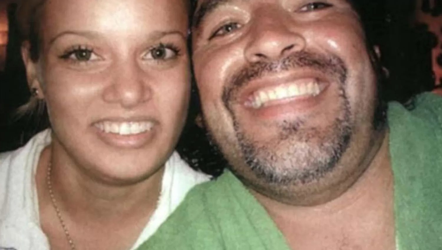 Diego Maradona y su novia cubana Adonay Fruto, en una imagen publicada por la revista española Interviú en 2004.