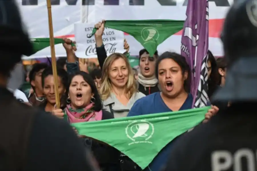 EN BUENOS AIRES. Los pañuelos verdes prevalecen en las marchas.