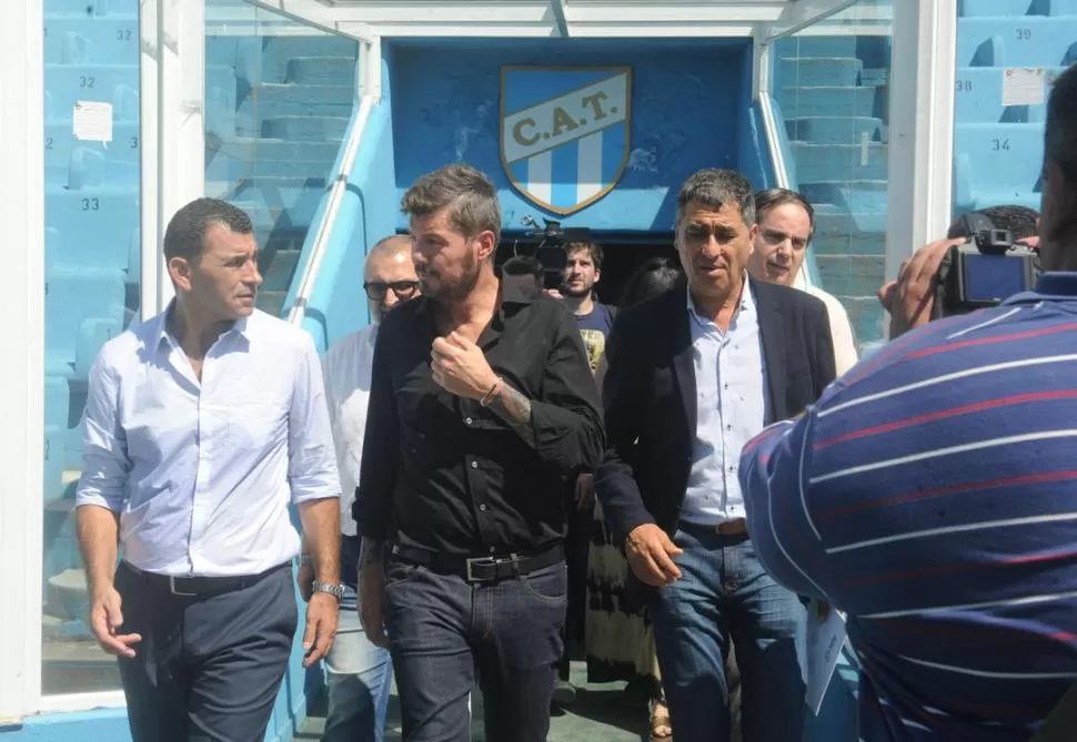  EN EL “MONUMENTAL”. Marcelo Tinelli, con Mario Leito y dirigentes del club, recorrieron las instalaciones del estadio y pisó el césped de la cancha.