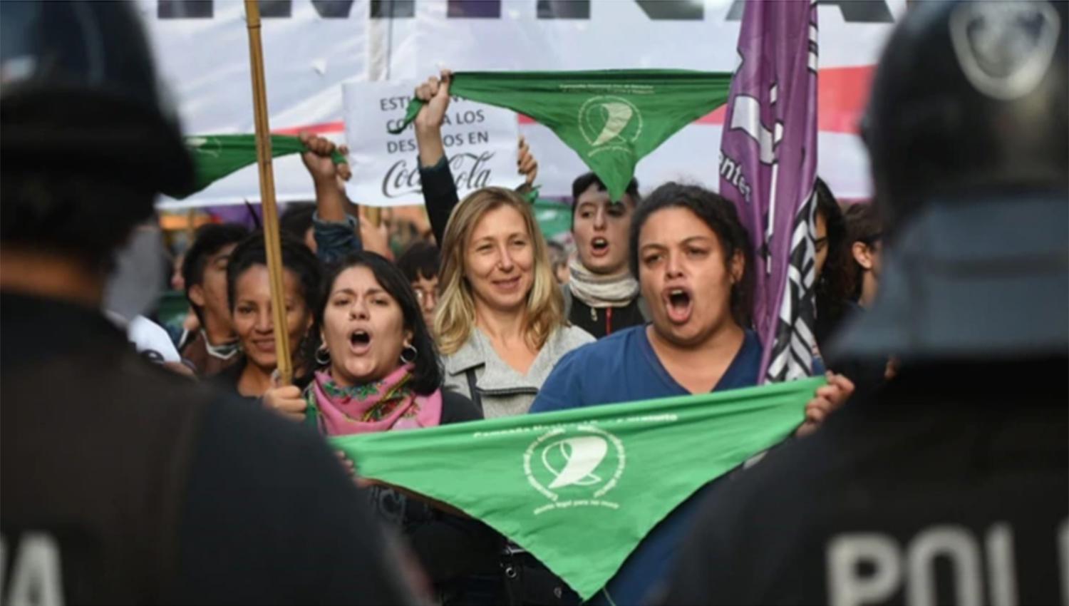 EN BUENOS AIRES. Los pañuelos verdes prevalecen en las marchas.