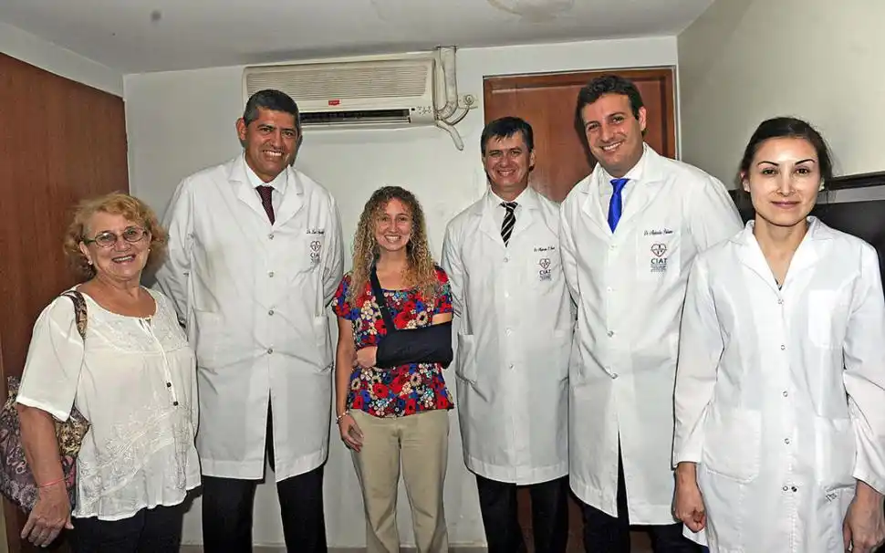  CON LOS MÉDICOS. SILVINA JUNTO CON LOS ESPECIALISTAS QUE LA TRATARON. LA GACETA / FOTOS DE ANTONIO FERRONI.- 