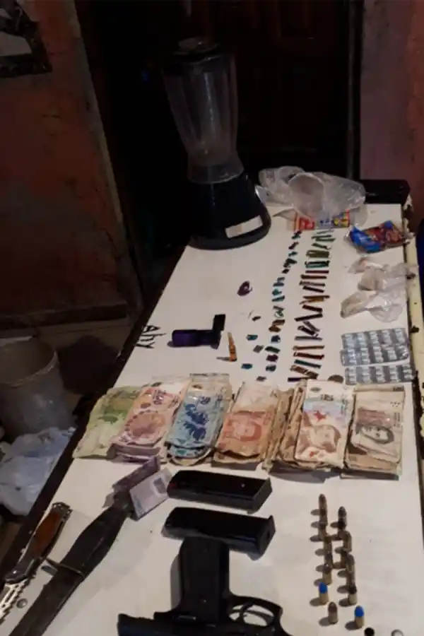 Secuestraron armas de fuego y estupefacientes en una vivienda en el sur de la ciudad