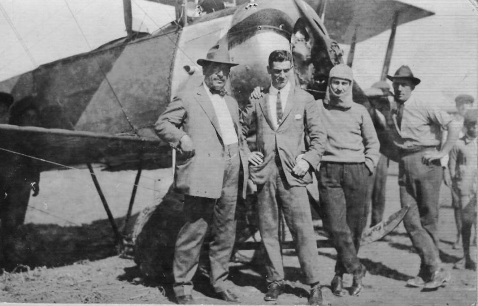 JUNTO A UN AVIÓN. Desde la izquierda, el doctor Nicanor Posse, el capitán Holland, Luis Posse y el mecánico, en una foto de 1920, en la pista del Aero Club Tucumán