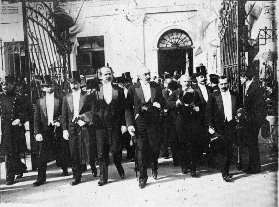VISITA PRESIDENCIAL. Luis Posse tomó esta imagen del presidente Roque Sáenz Peña y comitiva, ingresando al templete de la Casa Histórica, en 1913