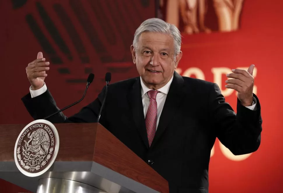 SONRISA. El presidente de México, Manuel López Obrador, disfruta de la aceptación que tiene en los sondeos. reuters