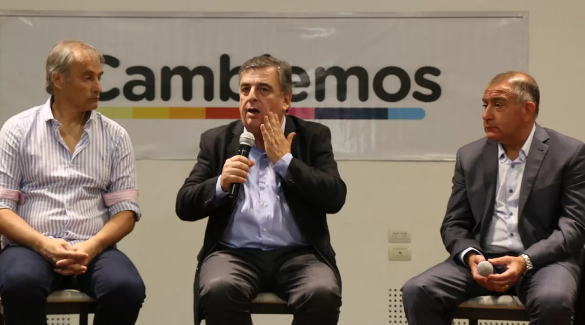 Juez (derecha) junto a Negri y Baldassi en una conferencia de prensa reciente. FOTO TOMADA DE CLARÍN