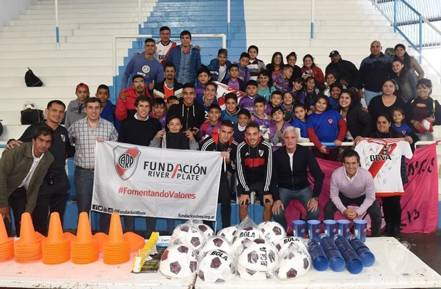 SOLIDARIOS. La Fundación River Plate con los chicos de Los Sarmientos.