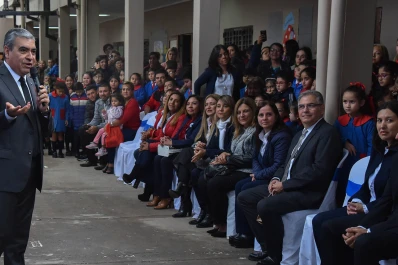 Alfaro inició el ciclo lectivo con 3.000 kits para alumnos de escuelas municipales
