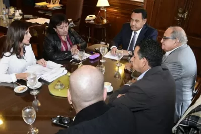 El Gobierno ofrece un 25% de aumento y cláusula gatillo a los estatales