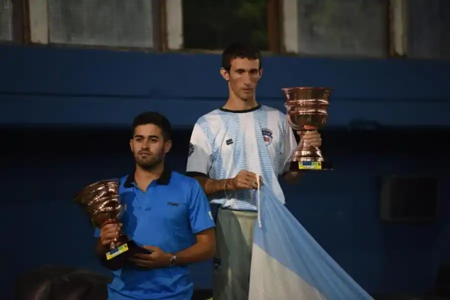 ARGENTINA BIEN ARRIBA. Alfredo Rupere, con la copa y la bandera nacional. 