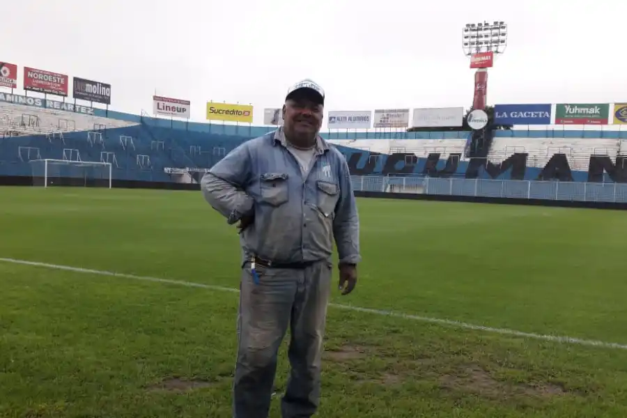 Los trabajadores del “Decano” hicieron su propia entrada en calor antes del duelo con River 