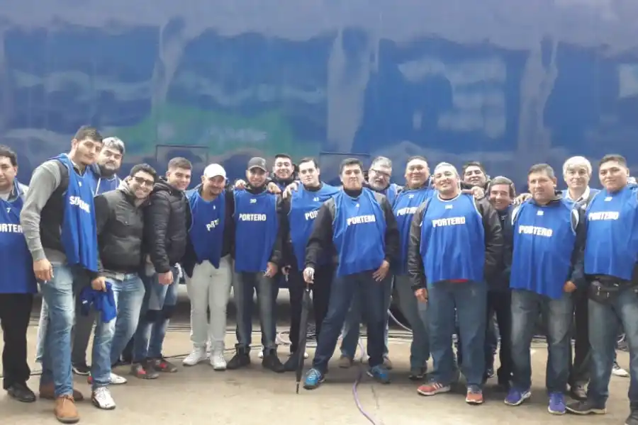 Los trabajadores del “Decano” hicieron su propia entrada en calor antes del duelo con River 