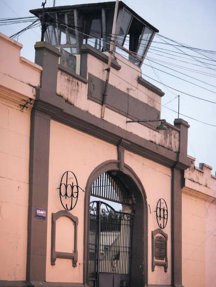 PENAL DE VILLA URQUIZA. El edificio está ubicado en calle México al 1.200. LA GACETA / FOTO DE DIEGO ARÁOZ