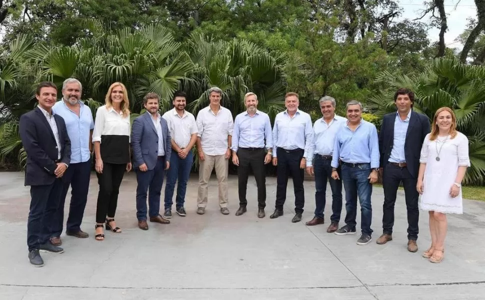 FOTO DE FAMILIA. El ministro de Interior, Rogelio Frigerio (al centro, de barba), reunió a los principales referentes de Cambiemos de Tucumán en su visita del 7 de febrero.  