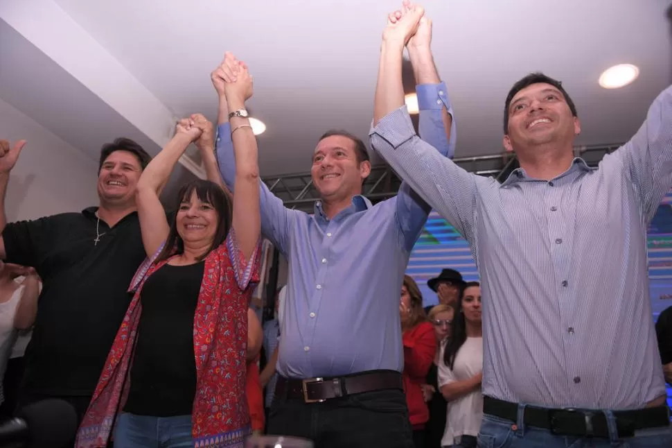 FESTEJO. Ante los simpatizantes del Movimiento Popular Neuquino, el reelecto Gutiérrez (al medio) prometió buscar la confianza de los que no lo votaron. telam
