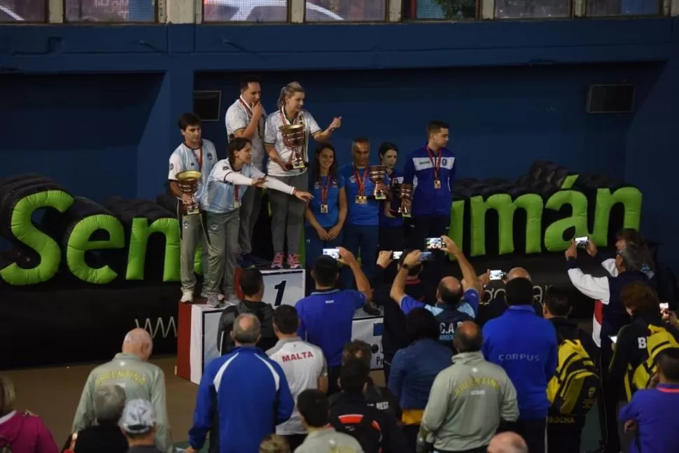 ESTUVIERON CERCA. Natalia Limardo y Juan Pablo Urra en el podio, a la izquierda de Brasil, que se quedó con el título de la primera competencia en parejas mixta. Las duplas de Chile e Italia fueron 3° y 4°. la gaceta / fotos de diego aráoz