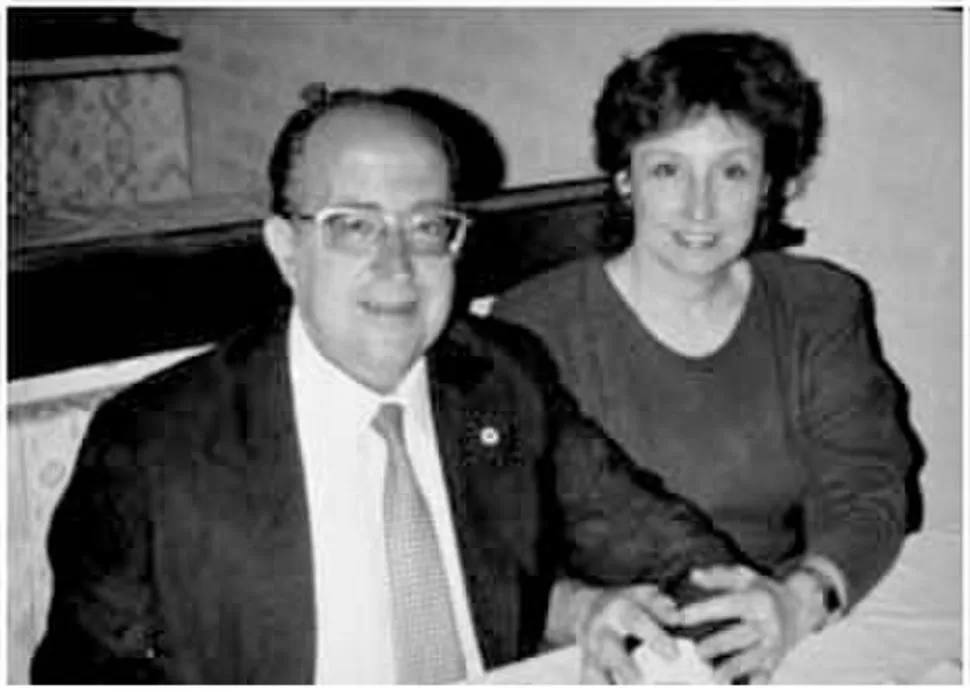 MIGUEL EDUARDO MARCOTULLIO. El distinguido médico con su esposa, la licenciada María Elvira Mascaró, en una foto de 1986. 