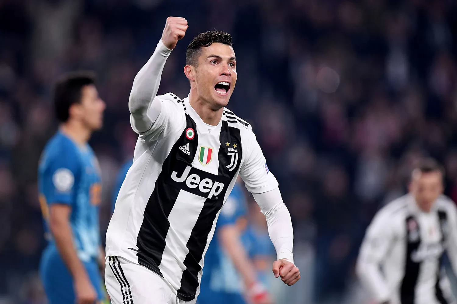 IMPARABLE. Cristiano Ronaldo marcó tres goles para depositar a Juventus en la siguiente fase de la Champions.