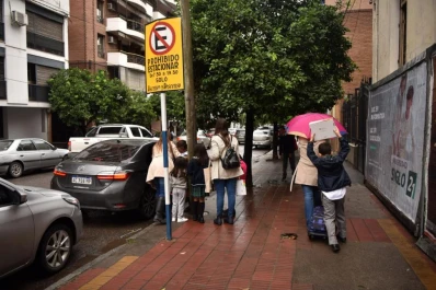 Prohibido estacionar frente a las escuelas: dudas, temores y secuestros en el primer día de clases