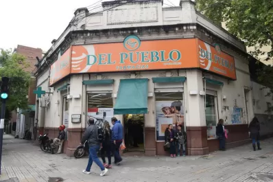 Motochorros armados robaron una farmacia en barrio Norte