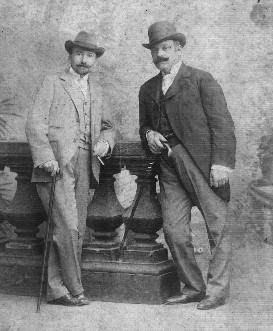 CARLOS ROUGÉS. El intendente aparece a la derecha, junto a Ambrosio Romero, en una foto tomada en la casa porteña  