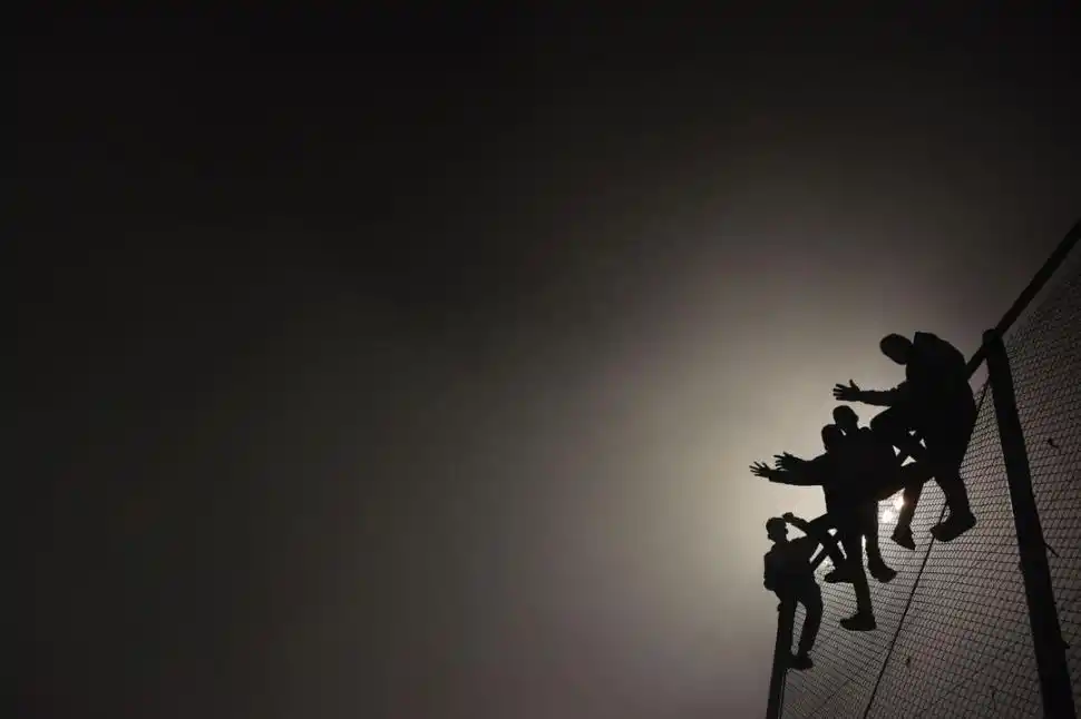 PEDIDO. La voz del estadio pidió que los hinchas se bajen del alambrado.