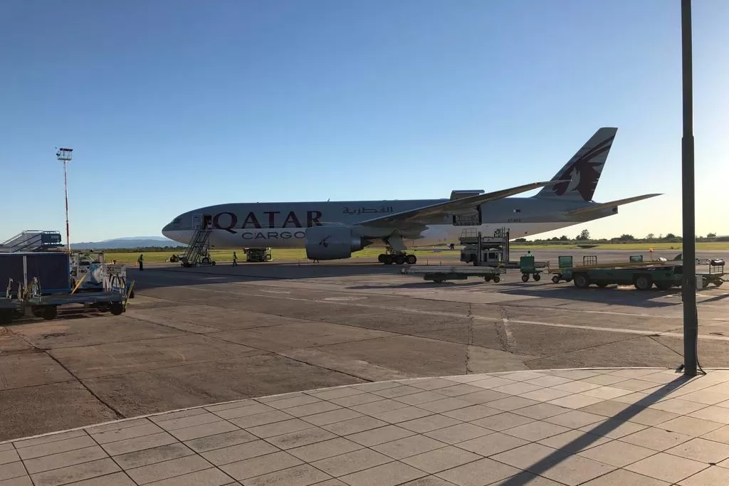 El avión de Qatar llegó con las máquinas que se usarán el último fin de semana de marzo.
