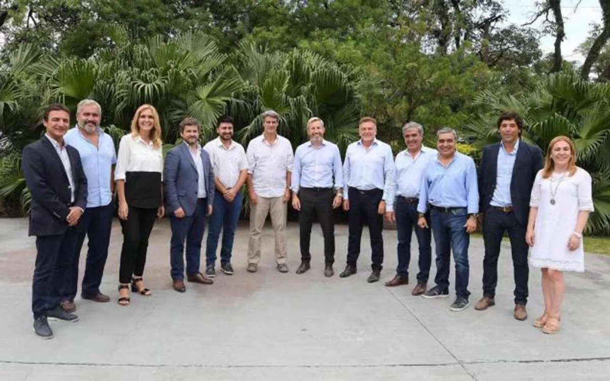 FOTO DE FAMILIA. El ministro de Interior, Rogelio Frigerio (al centro, de barba), reunió a los principales referentes de Cambiemos de Tucumán en su visita del 7 de febrero.