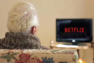 Maratones, delivery y clásicos: ¿cómo usan Netflix los adultos mayores?