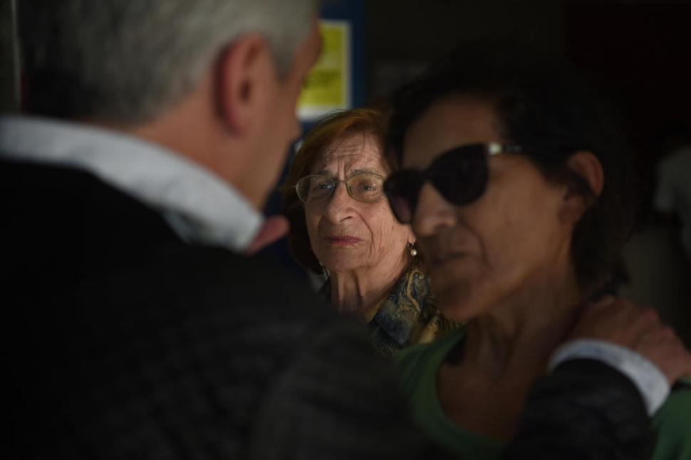 MIRADAS. Gladys Juárez, fan de 91 años, a la espera de las novedades.