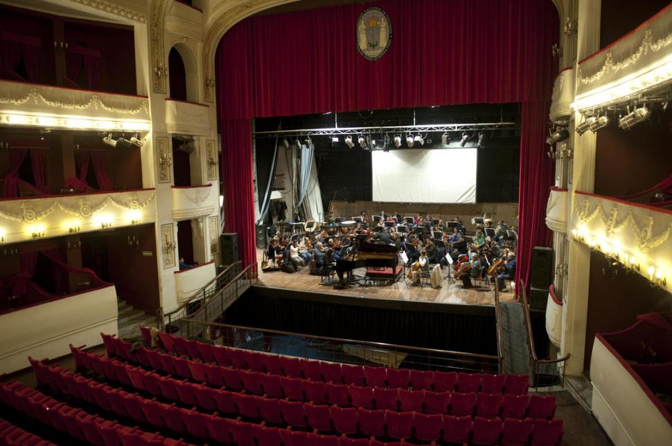  Teatro Alberdi. Existe un proyecto para ampliar el escenario, tapando con una estructura móvil el foso orquestal.