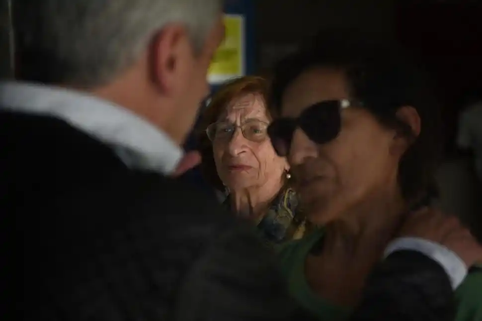 MIRADAS. Gladys Juárez, fan de 91 años, a la espera de las novedades.