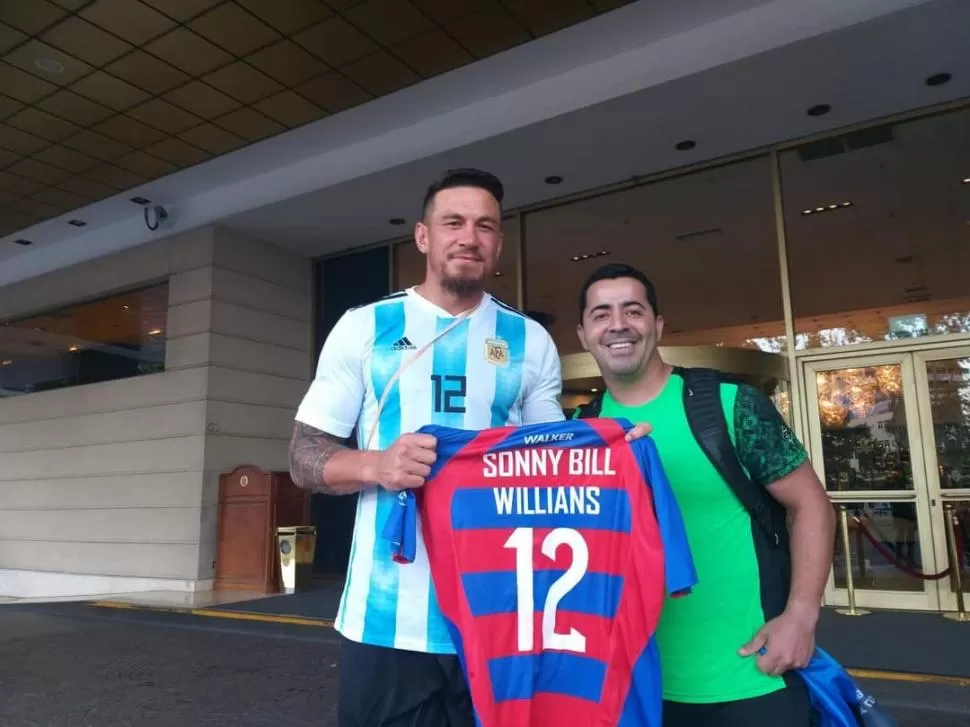 COLORES. Sonny Bill y la casaca de Aguará Guazú que le regaló Julio. “Fue un momento sublime”, definió el de Aguilares. foto gentileza de Julio Varela 