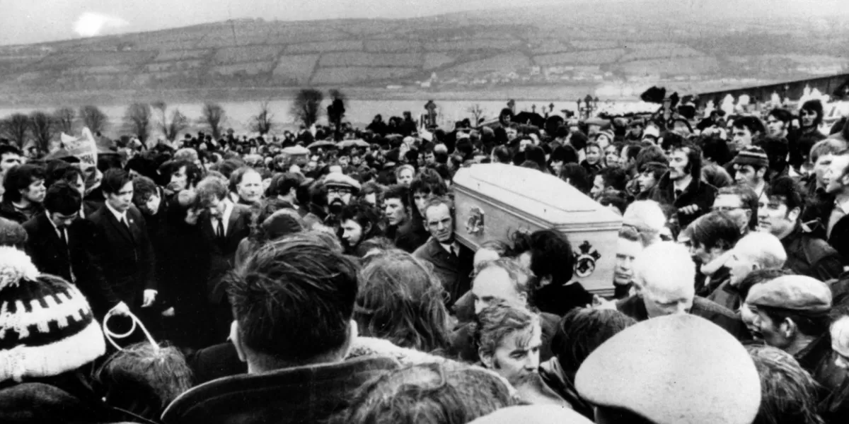 Una multitud carga los ataúdes de las víctimas del Domingo Sangriento en Derry, Irlanda del Norte.