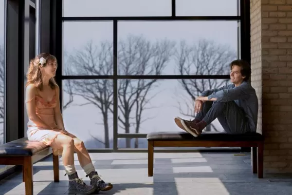 A dos metros de ti, una pareja de jovenes con fibrosis quistica